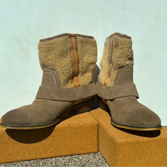 Kelsi Dagger Brooklyn Suede Sherpa Lined Ankle Boot size 8 - Picture 3 of 3